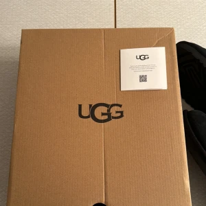 Uggs  - Säljer mina uggs som är använda ett fåtal  gånger. De har inga defekter och köpte det nya från zalando. Det är den klassiska modellen och är i färgen svart. Skriv om ni är intresserade och har frågor. Box och QR-code på äkthet medföljer. 