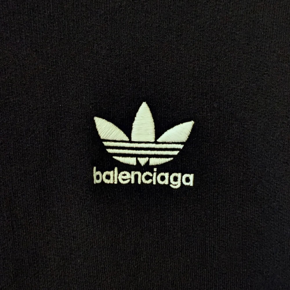 Svart Balenciaga x Adidas hoodie (1/1). Bra skick, andvänd ett fåtal gånger utan tecken på slitage. Mått: Längd: 65cm, Bred: 58cm, Ärm längd: 50cm, Axelbredd: 63cm . Hoodies.