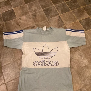 Ljusblå adidas tröja - Xs och sitter jättebra på mig som är 170, slitage upp vid kragen men inte så det stör, har haft länge och använt mycket, skriv för ytterligare info eller om ni e intresserade 🤓