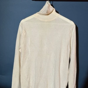 Stenströms turtleneck  - Merino ull. Inköpt på NK Stockholm. Kvitto finns ej.   Strl M.  Köparen står för fraktkostnaden.   Kan mötas upp i centrala Stockholm.   Allt på min sida är äkta.
