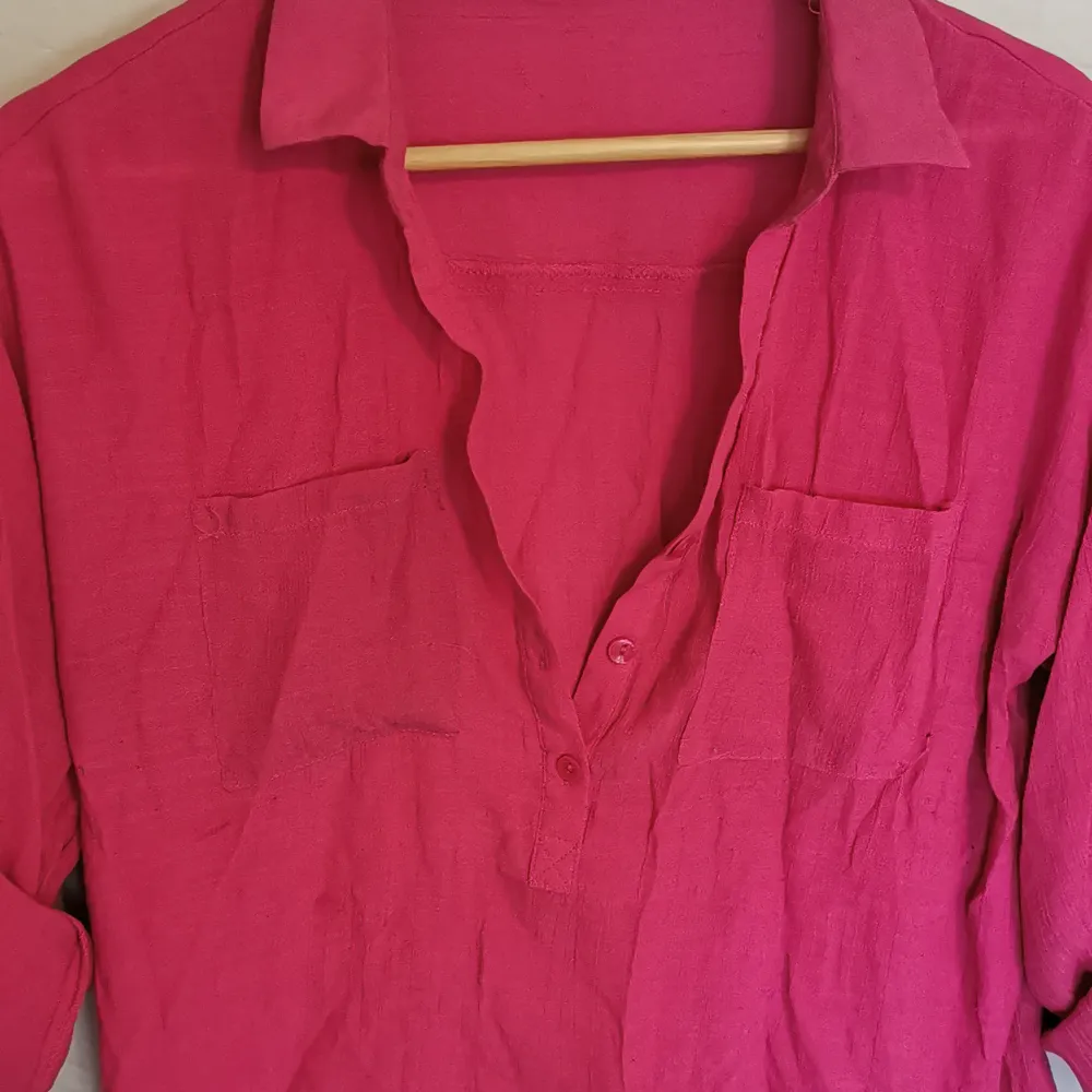 Lufitig skjorta i linnematerial, passar utmärkt till varma sommardagar, eller kanske till en barbie temafest👠 Vet inte märket på denna då lappen inte är kvar, passar storlek S-M. Skjortor.