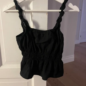 Svart linne - Sött linne från hm! Använt några gånger, bra skick🙌🏻