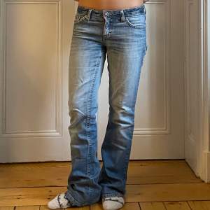 Lågmidjade jeans från esprit, tyvärr lite slitna längst ner (därav priset) Midjemått: 78cm Innerbenslängd: 80cm 