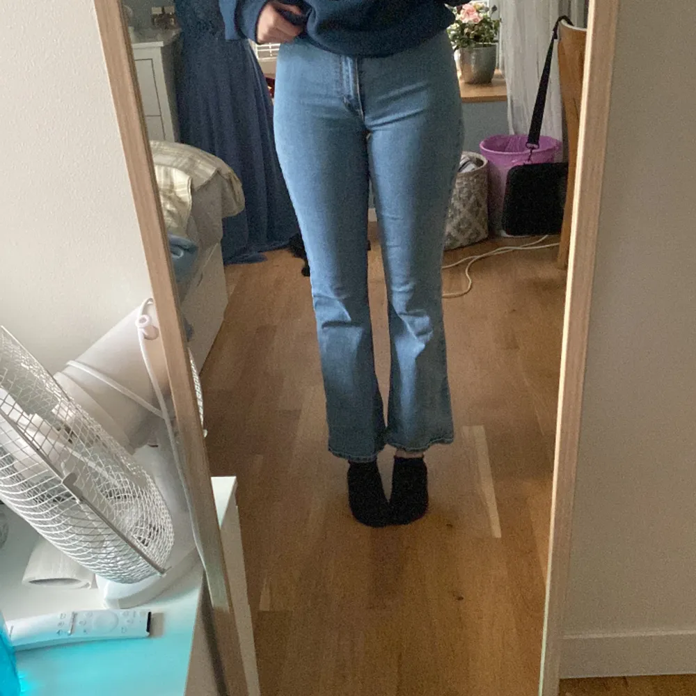 Jätte fina bootcut jeans, förkorta för mig tyvärr 🫶 inga skador eller liknande 💕 säljer för att bli av med. Jeans & Byxor.