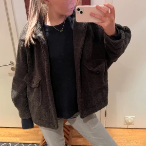 Vår/höst jacka  - Jätte snygg mörk/militär grön fluffig zara jacka! Köpt för några år sen. Storlek L men sitter bara lite oversized på mig som brukar bära S/M