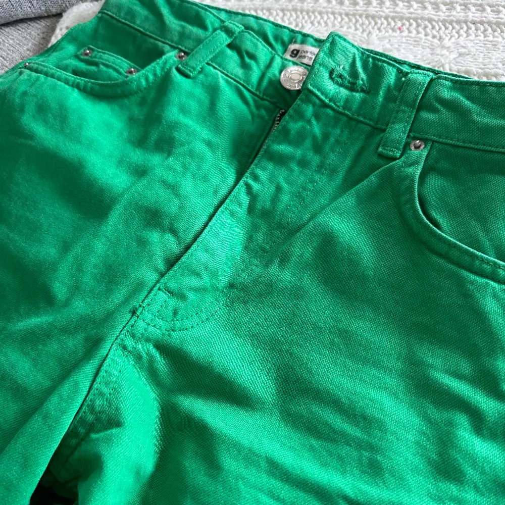 Gröna jeans. Använd 1 gång. Jättefina men kommer inte till användning mer. Inga skador. . Jeans & Byxor.