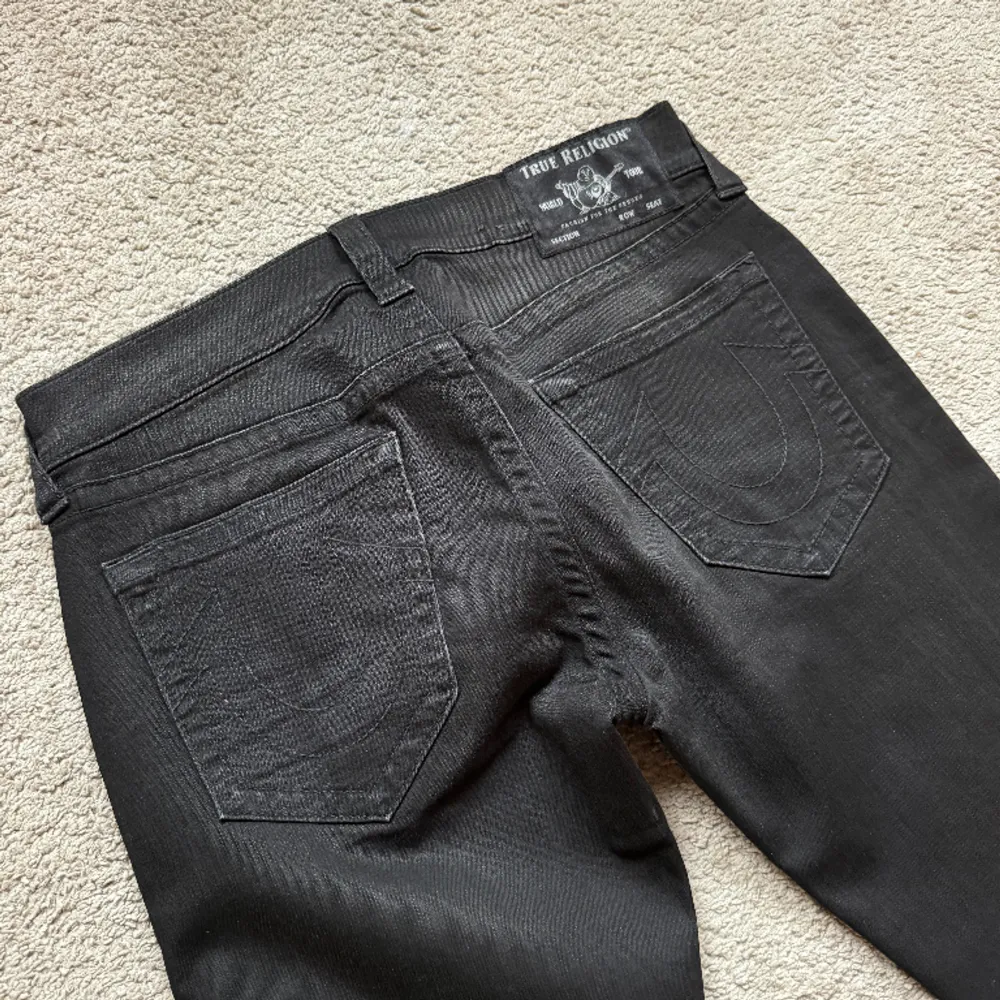Hej säljer dessa true religion jeans! Jeansen är lite mer av det stretchiga materielet och därav är dem riktigt sköna att ha på sig! Köpta på true religions hemsida! . Jeans & Byxor.