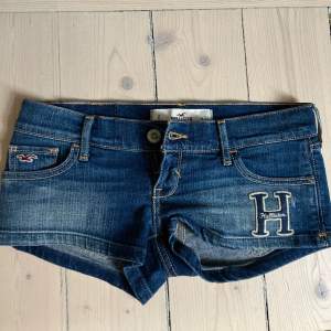 SÅ snygga perfekta lågmidjade korta jeans shorts!! storlek w24 passar en xs/s (stretch) fråga för bilder på!!💗
