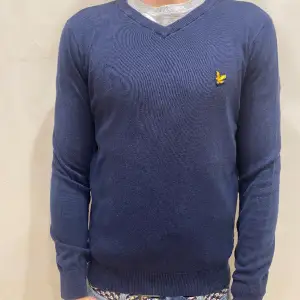 Tröja Lyle & Scott   Modell: 184cm & väger 73kg Storlek: M Skick: 8/10 Allmänt Använd missfärgat i kragen  Material: Bomull  Skriv om ni har frågor! 