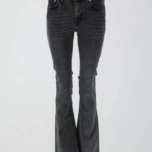 Säljer dessa svarta jeans från Gina Tricot, använda 1 gång, nypris 499kr