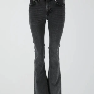 Svarta jeans Gina Tricot  - Säljer dessa svarta jeans från Gina Tricot, använda 1 gång, nypris 499kr