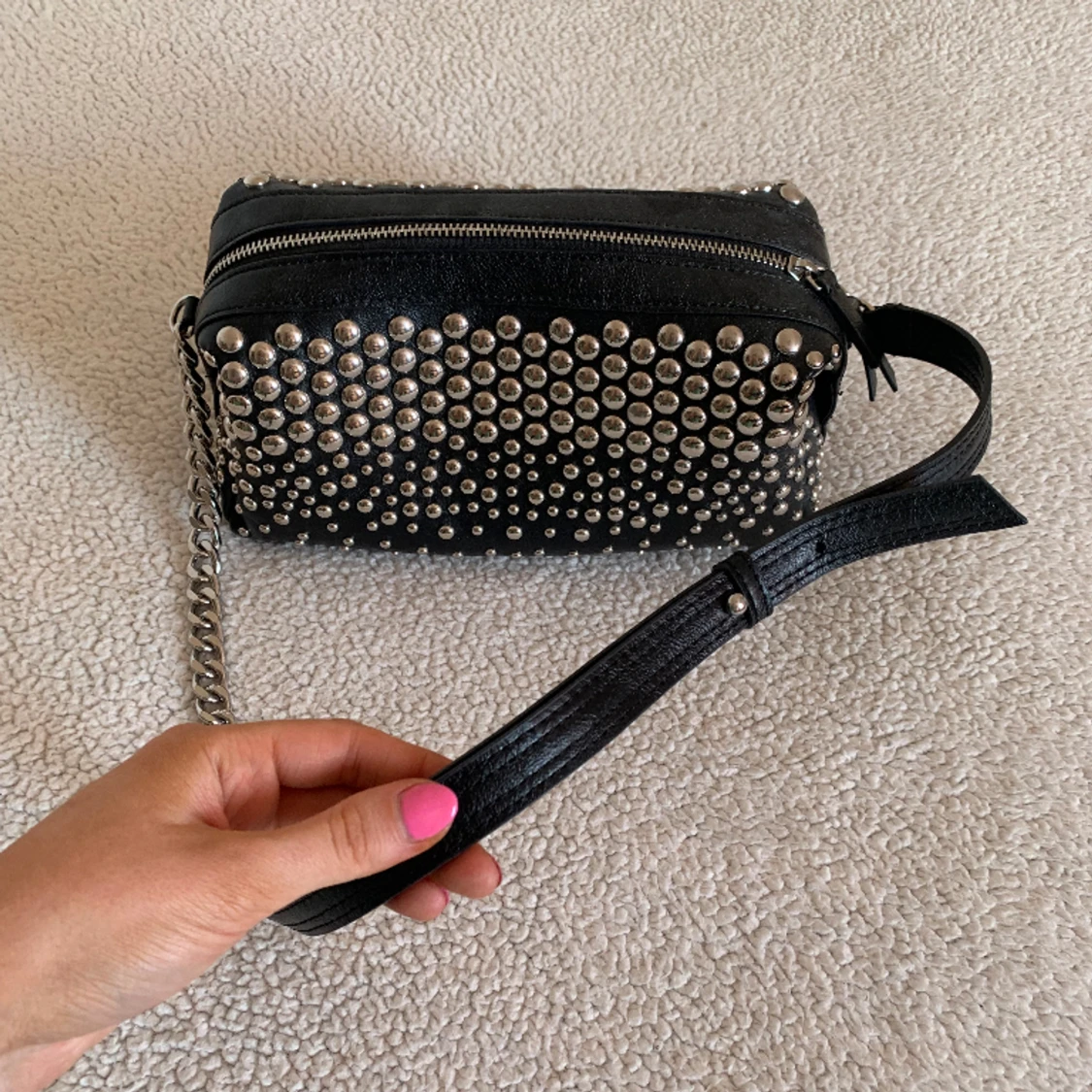 ZARA axelremsväska med nitar - 91
