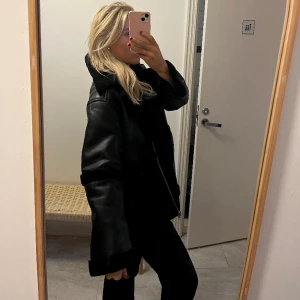 Snygg skinnjacka FRI FRAKT - Jättesnygg skinnjacka från monki. Jättebra skick 🫶🏼  Nypris 1000kr