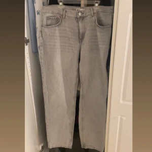 Gråa jeans - Ett par gråa straight jeans💕 Dem är använda men i bra skick💕 Säljes då de inte passar mig längre. Skriv privat  om mer bilder💕