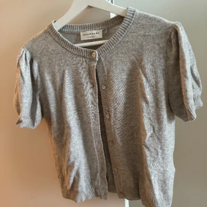 Kortärmad kofta - Kortärmad kofta ifrån Rosemunde Copenhagen! Jätte skönt material och super bra skick då den är nästintill oanvänd!
