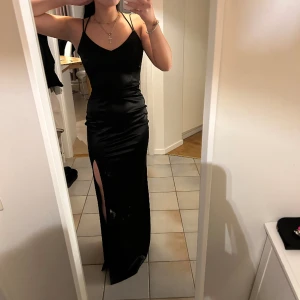 Svart balklänning  - Det är en svartbalklänning som använts endast en gång. Den är i storlek 36 från bubbleroom. Den heter "Farona Gown".  Orginal pris är 999kr. Jag är 160 och klänningen är lite lång. 