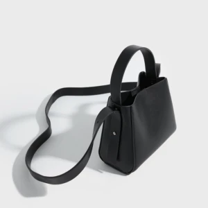 Ginatricot väska - Köpte väskan för 3 månader sen, använd 1-2 gånger då jag inte får den till användning. Skriv för fler bilder! Köpt för 300kr