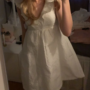 Studentklänning  - Vit klänning med prislapp kvar! Klänning med fina volanger både fram och bak🩷 Nypris 799:- Köparen står för frakten! 