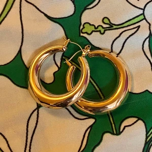 snygga guld hoops! - snygga guldörhängen,⚜️längd: 4cm ⚜️ bredd:1cm⚜️