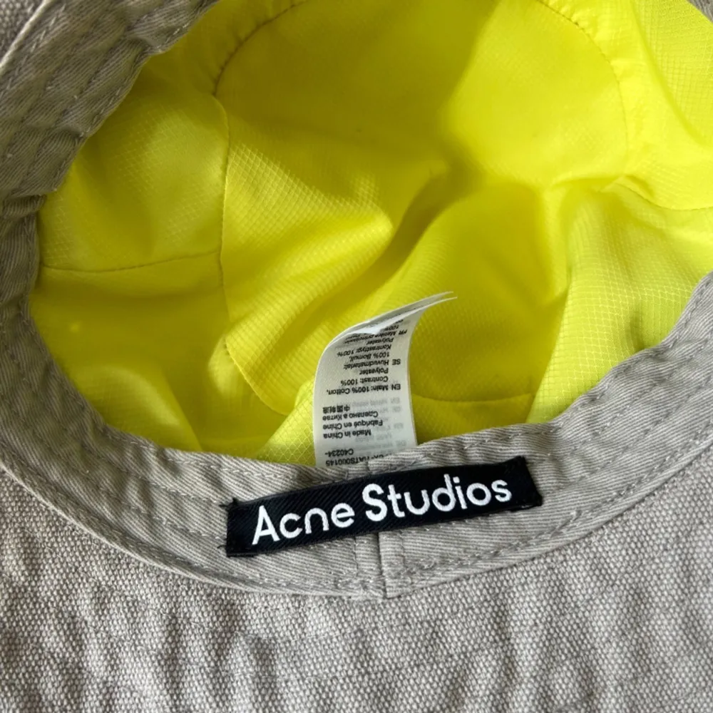 Canvas Bucket Hat från Acne Studios.   Använd ett fåtal gånger, skicket är som nytt, finns fortfarande att köpa från hemsidan.  Storlek: S/M (57 cm) Nypris: 1500kr. Accessoarer.