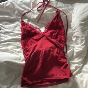  Röd Halterneck  - Perfekt till våren/sommaren!💕 Köptes i Mallorca för ungefär ett halvår sen Köpt för 200kr, Säljer för 90kr Passar Xs-S