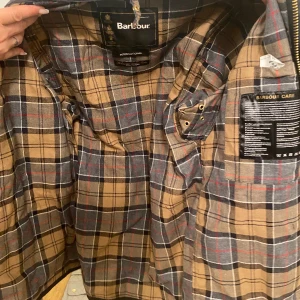 Barbour jacka äkta  - Jackan är för liten för mig så bäst till kvarn Nej men den är jävligt Kattig på!! bösta vår jackan 