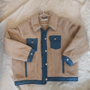 Teddy jacka  - Underbar teddy jacka Liten i storleken passar mig lite oversized som bär S