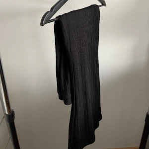 Ribbade byxor  - Utsvängda byxor som är ribbade.