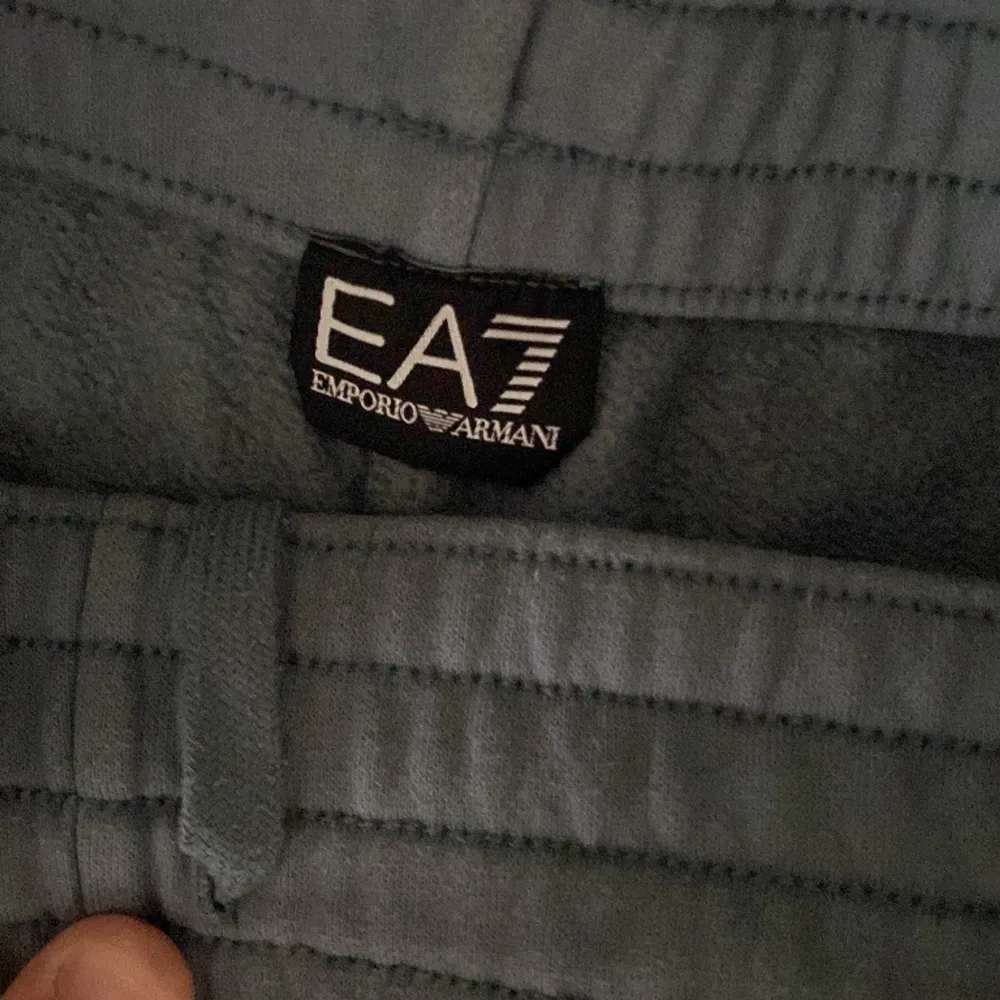 Ea7 byxor som aldrig har blivet använda för dom inte är riktigt mi stil . Jeans & Byxor.
