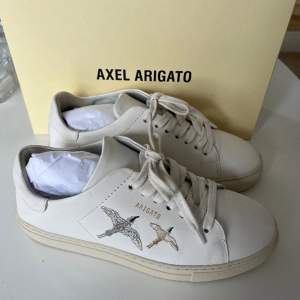 Säljer mina arigato skor i väldigt bra skick, använda fåtal gånger. Perfekta nu till sommaren!💕💕