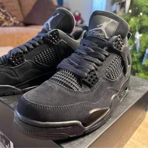 Säljer ett par jättefina jordan 4’s som tyvärr är i för liten storlek för mig. Skriv vid intresse! Pris kan diskuteras i snabb affär. Skorna är 1:1 replicas