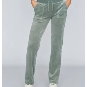 juicy byxor - jätte fina juicy byxor, använda fåtal gånger💘 skriv för egna bilder!