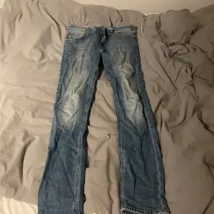 Jeans från Lee. 29/32, slim fit passform.