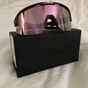 Bliz matrix small matt burgundy - Säljer mina skidglasögon, aldrig använda så är i nyskick. PERFEKT för afterski, nypris 900kr ✨🩷