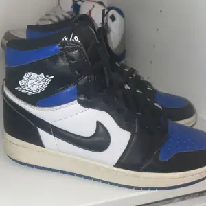 Säljer ett par Jordan 1 High i modellen Royal Toe. Lite creasade annars i fint skick. Päls och rök fria. Säljer pågrund av att dom inte kommer till användning. Pris kan diskuteras vid snabb affär. Skriv för mer bilder.