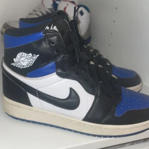 Jordan 1 High Royal Toe - Säljer ett par Jordan 1 High i modellen Royal Toe. Lite creasade annars i fint skick. Päls och rök fria. Säljer pågrund av att dom inte kommer till användning. Pris kan diskuteras vid snabb affär. Skriv för mer bilder.