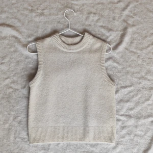 Arket väst  - Creamvit väst från ARKET i storlek XS, bara använd ett fåtal gånger i 32% alpacka ull 