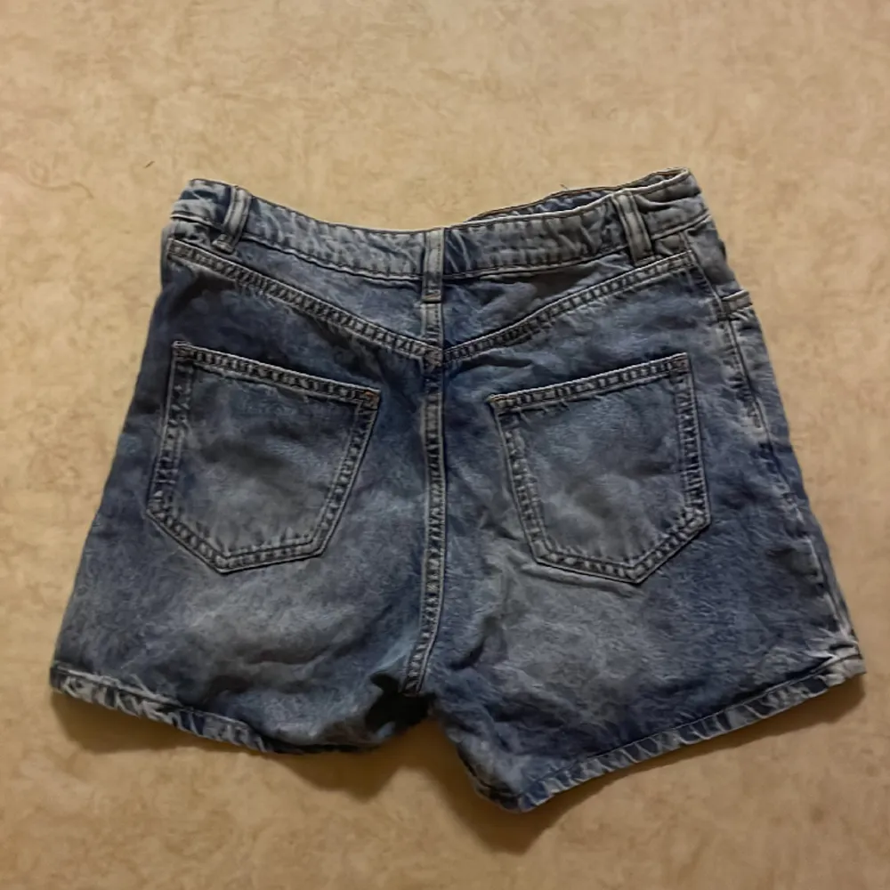 Säljer marinblåa jeans shorts ifrån lindex. Storlek 164. Har inte använts så mycket, fint skick.. Shorts.