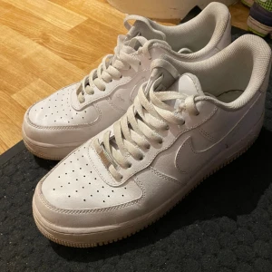 Air force 1 - Använda flertal gånger, lådan kommer med. Storlek 44 Skick 7/10
