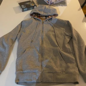 Burburry zip tröja - Grå ziptröja Storlek M 