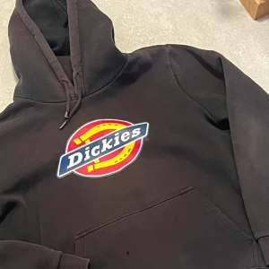 Hoodie dickies  - Blect dickies hoodie med hål i fickan, storlek large 