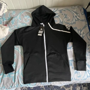 Adidas träningströja - Helt ny adidas träningströja. Storlek M men passar som S. Kan mötas upp i Stockholm stad och pris kan diskuteras!