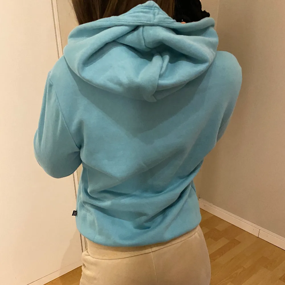 Söt blå Puma tröja! Skulle säga att den är bättre för xs än för s. Hoodies.