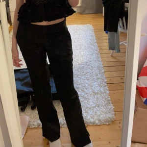 Lågmidjade kostymbyxor  - lågmidjade kostymbyxor från bikbok med slits längst ned. Helt oanvända, dock har jag klippt bort prislappen💕