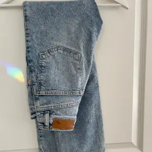 Bikbok Never denim, Tower jeans cropped/straight fit i stl W25. Aldrig använd pga fel storlek. 🫶🏼 Kan skicka fler bilder vid intresse.