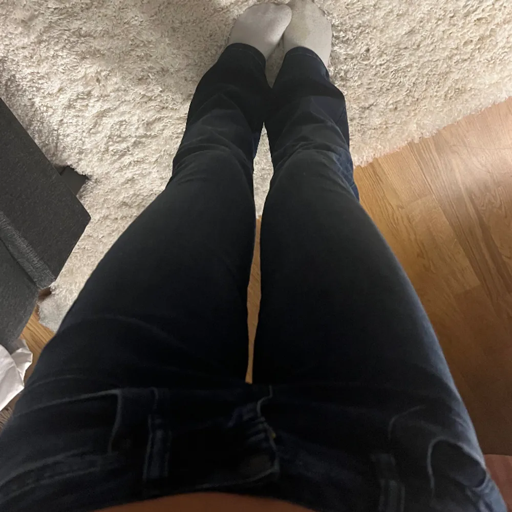 Mörkblå jättelågmidjade bootcut jeans från ltb valerie!! Nyskick endast använd en gång, Midjemått 36 och innerbenslängden är 78😻Jae 165! Assss snygga. Jeans & Byxor.