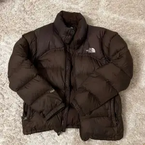 Säljer en mycket välvårdad The North Face - Brown Puffer Jacket. Denna jacka är unik och är väl känd för att vara Kendall Jenners favorit puffer jacka.