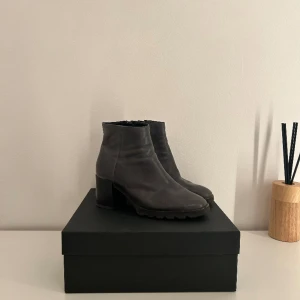 Högl klackskor - Storlek 37, dem har tecken på användning och det syns, dem är välomhändertagna och har mer och ge, hör av er vid frågor samt övriga funderingar!⬜️👠🌸🌹🇮🇹