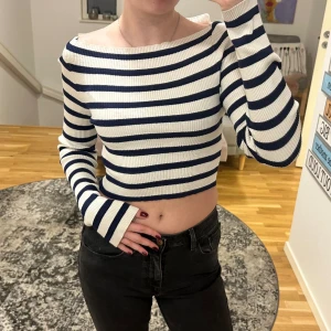 Ribbad randig offshoulder tröja - Bra skick, använd ett antal gånger. Storlek M från pull& bear. Priset kan diskuteras
