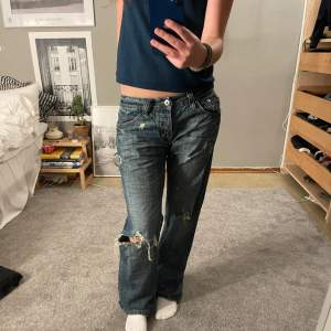 Supersnygga jeans med hål vid knäna💙 Midjemått: 42cm Innerbenslängd: 76cm 